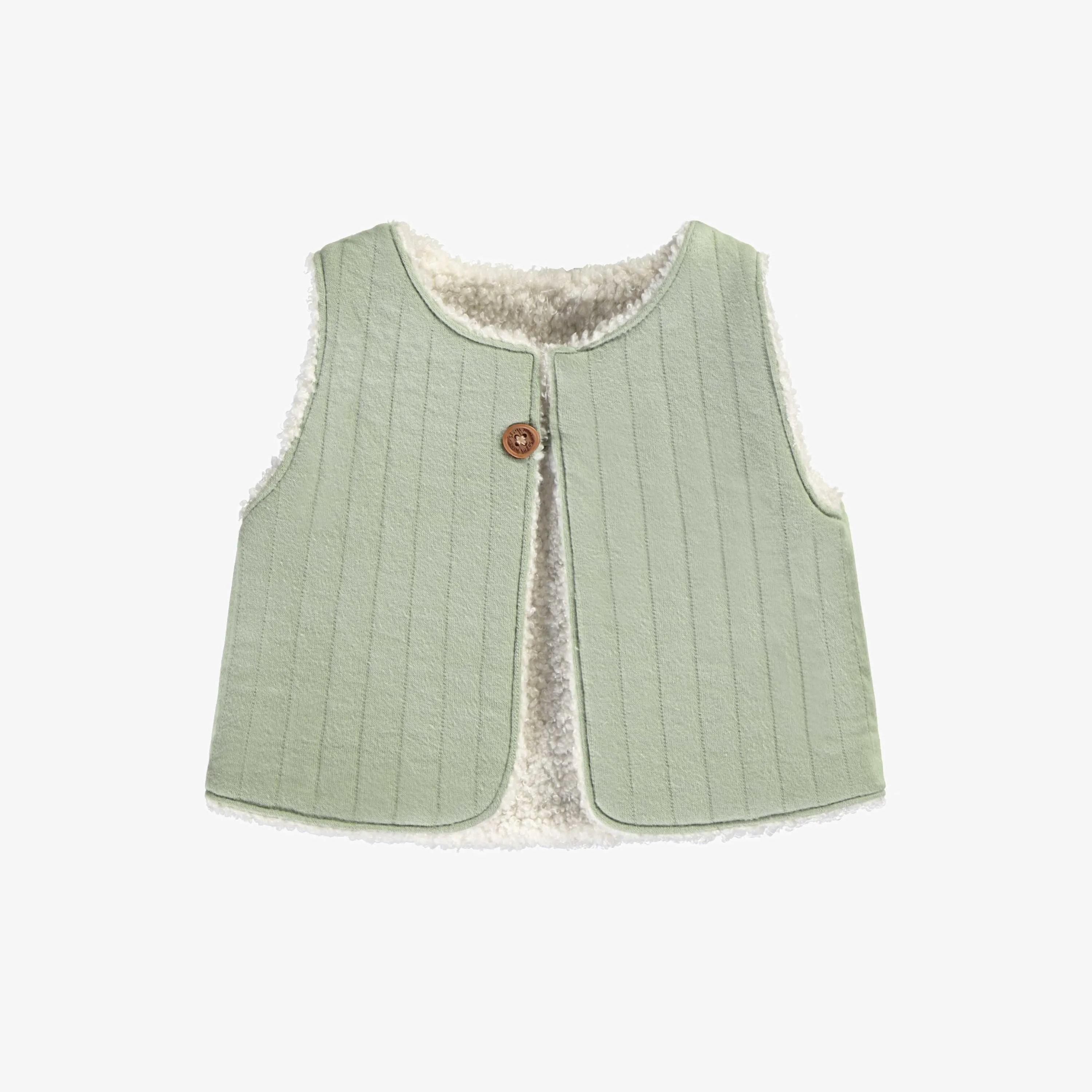 Veste sans manches crème en sherpa réversible verte en jersey matelassé, naissance || Sleeveless cream vest in sherpa reversible sage green in quilted jersey, newborn