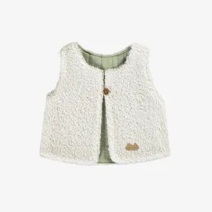 Veste sans manches crème en sherpa réversible verte en jersey matelassé, naissance || Sleeveless cream vest in sherpa reversible sage green in quilted jersey, newborn